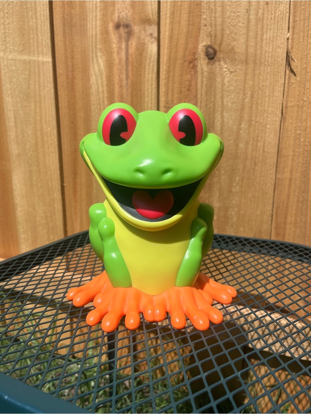 "Cha! Cha!" red-eyed tree frog 3D souvenir sipper cup from the Rainforest Cafe